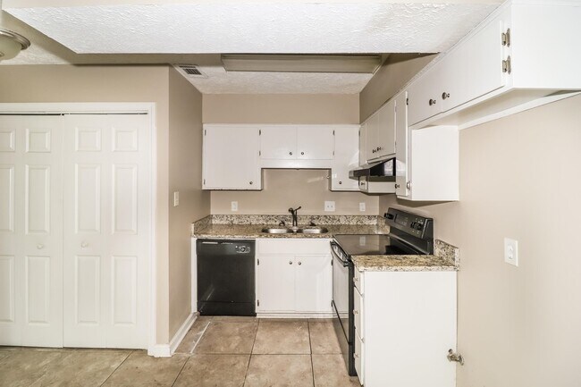 Building Photo - 2156 Oldfield Dr