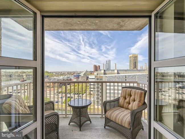 Building Photo - 250 S President St