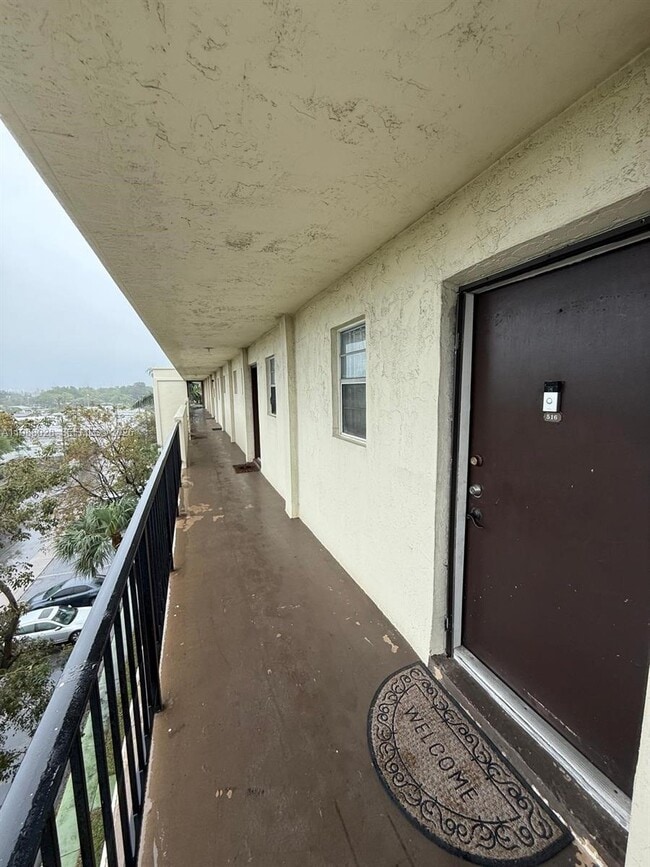 Building Photo - 220 SW 9th Ave