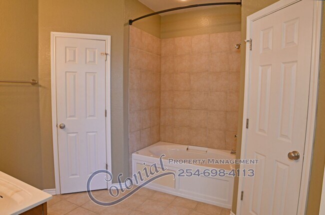 Building Photo - AVAILABLE NOW!!!!!