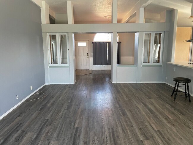 Building Photo - Sweeping Views of Cascade Valley