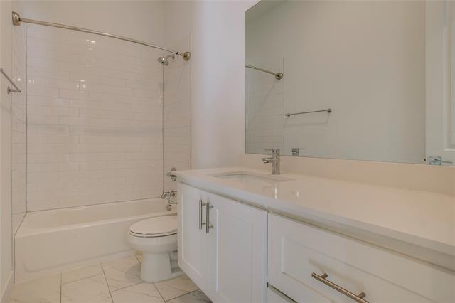 Building Photo - 112 E Oscar Dr