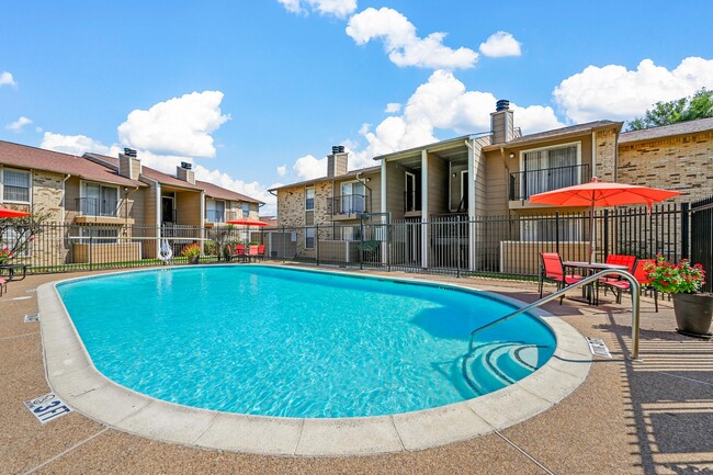 Sparkling pool and patio - Broadmoor Place