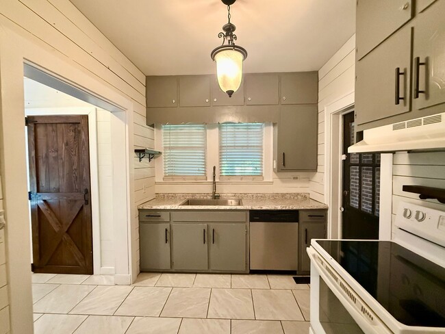 Building Photo - Three bedroom, 1 bath house in Burlington