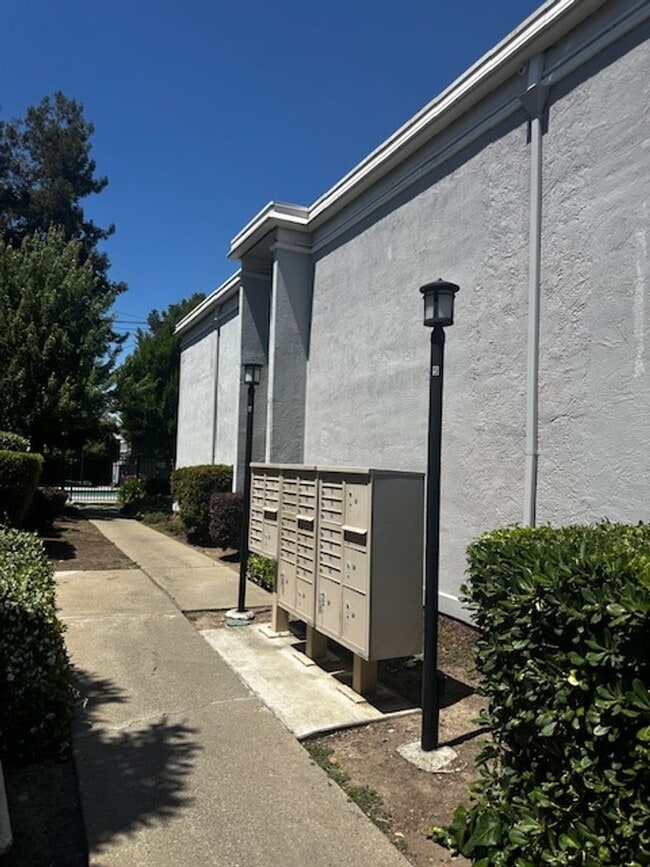 Building Photo - 2 bedroom & 1 bath condo in a parklike set...