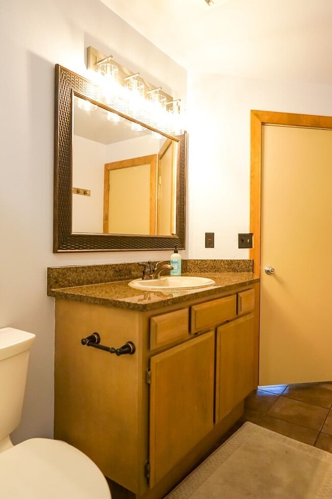 Building Photo - Furnished condo with a view of the lake an...