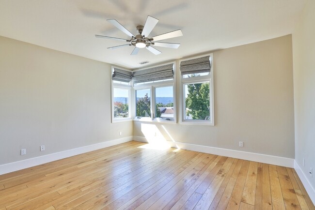 Building Photo - Modern 3-Bedroom Townhome with Rooftop Dec...