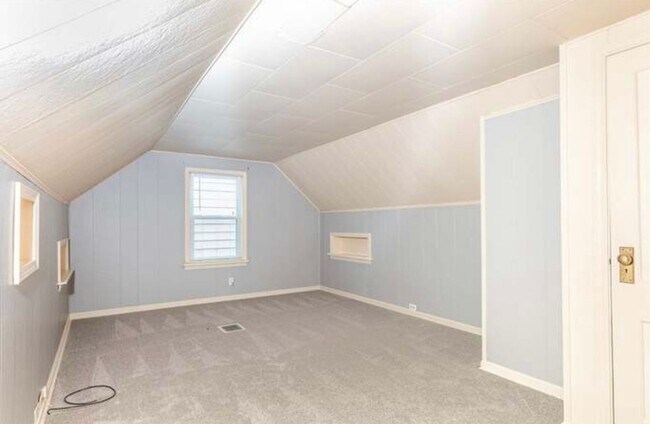 Building Photo - Beautiful spacious cape code move in ready!