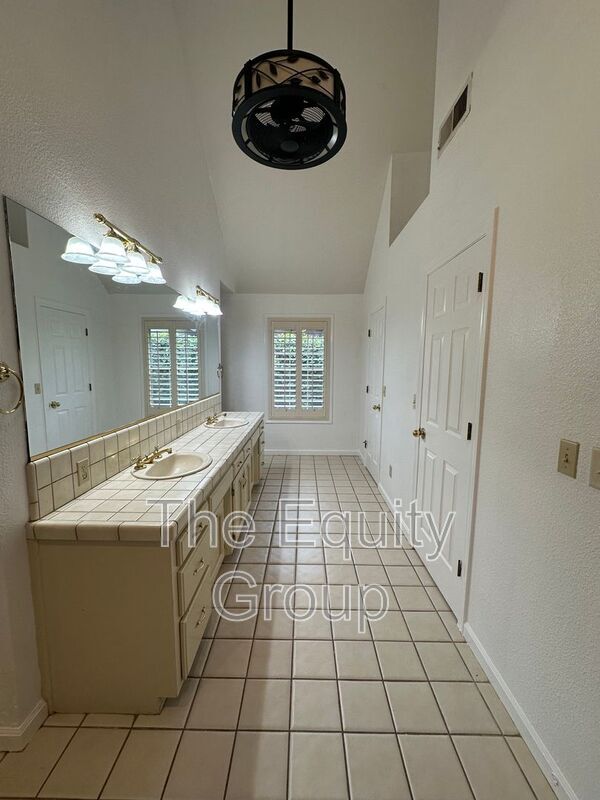 Building Photo - 5503 W Sweet Dr