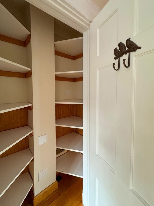 Building Photo - Stunning 4 Bed 4 Bath Haymount Home