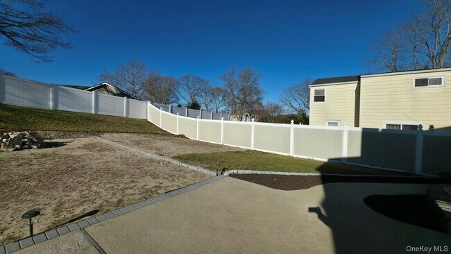 Building Photo - 4 Willow St