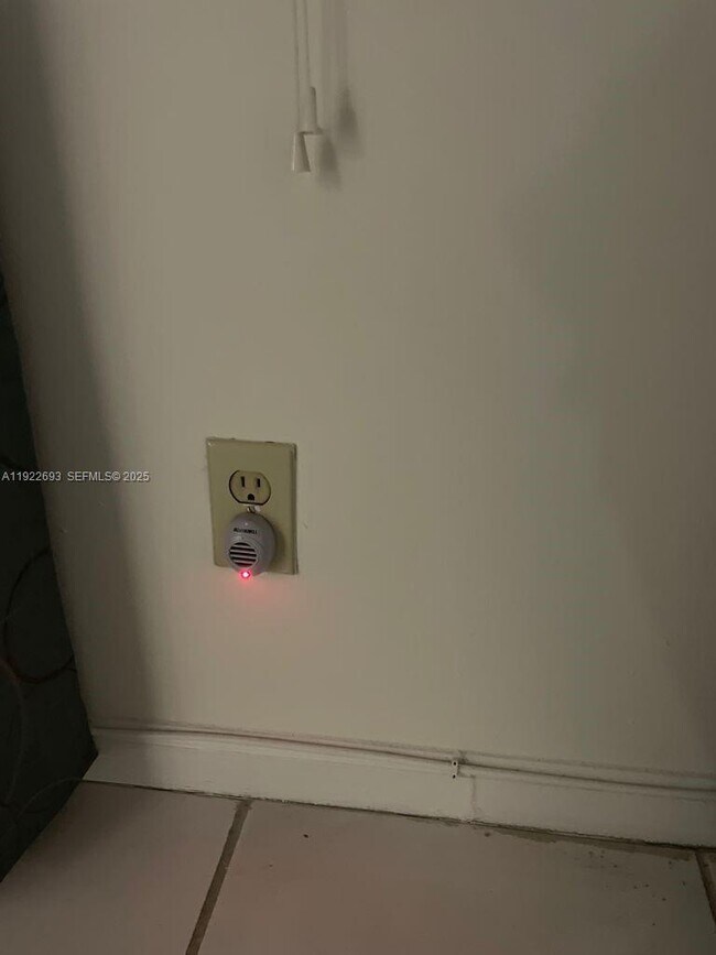 Building Photo - 3141 N Palm Aire Dr