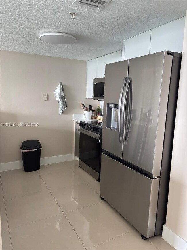 Building Photo - 1800 N Bayshore Dr