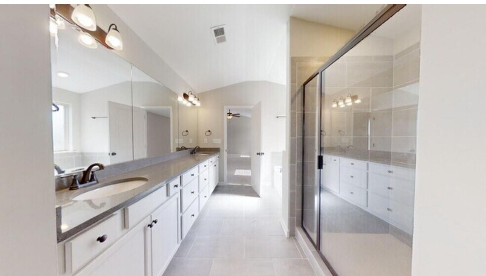 Master bathroom - 2101 Forrest Cv