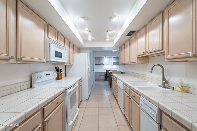 Building Photo - 4446 E Camelback Rd