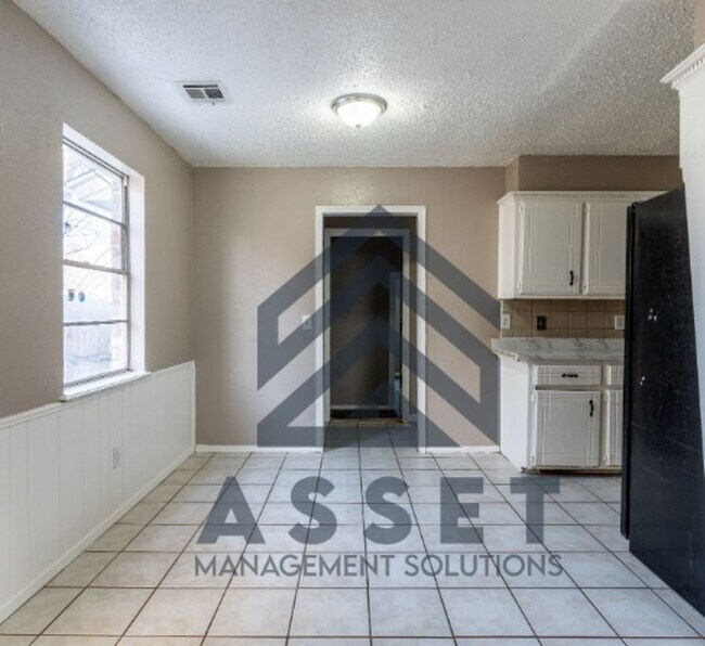 Building Photo - Spacious 5-Bedroom Home Near Tinker AFB and Local Parks