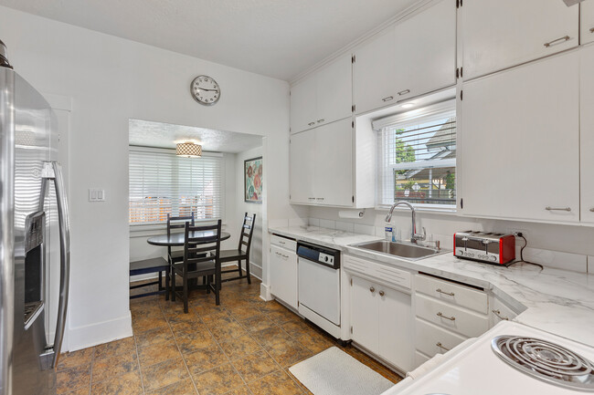 Kitchen with breakfast nook. - 717 E Lakeside Ave