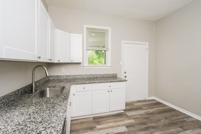 Building Photo - 628 S 40th St