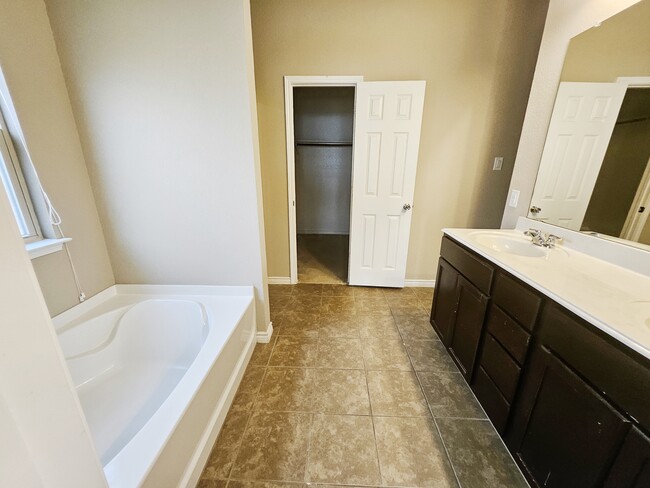 Master Bath - 1820 Christopher Creek Dr