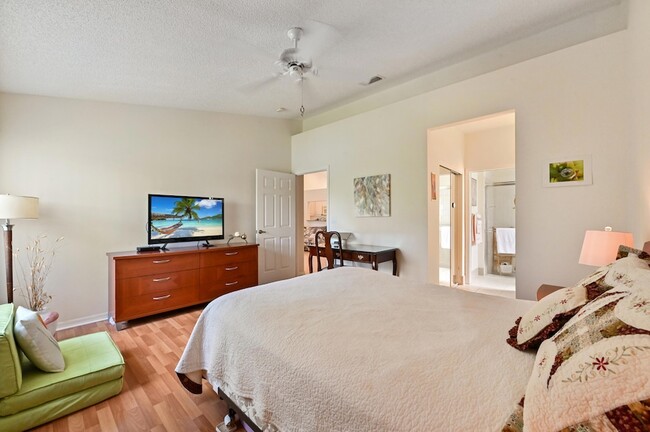 Building Photo - 6077 Lake Hibiscus Dr