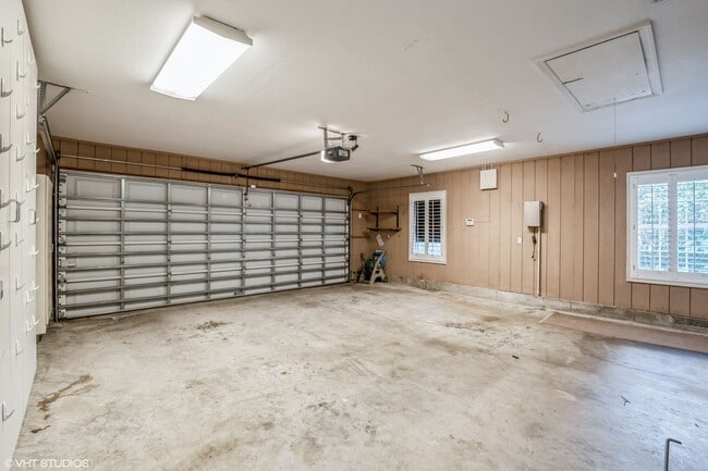 Building Photo - Spacious Cottage in College Park