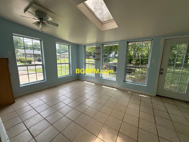 Building Photo - 3 Bd, 1.5 Ba, Home in Jacksonville