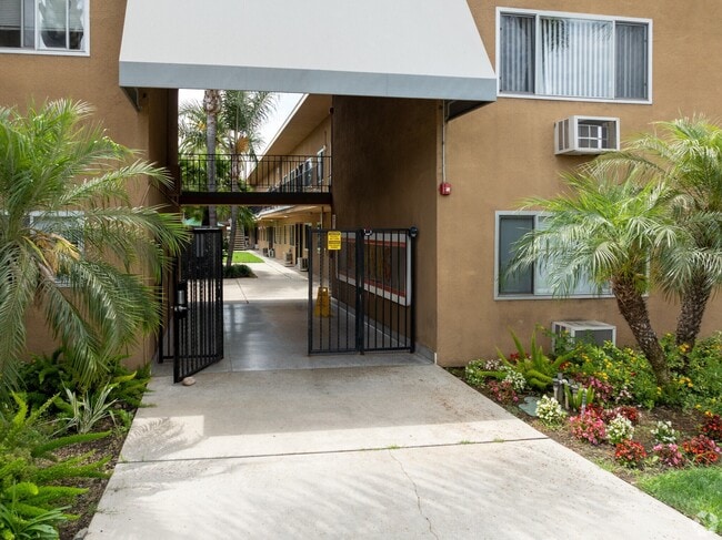 Building Photo - 1160 E Alosta Ave