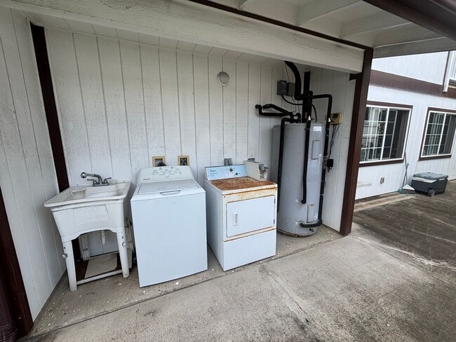 Building Photo - 1654 Olona Ln