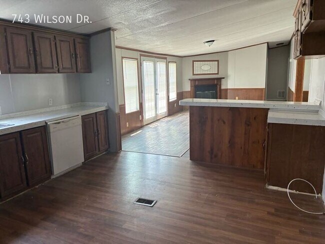 Building Photo - 743 Wilson Dr
