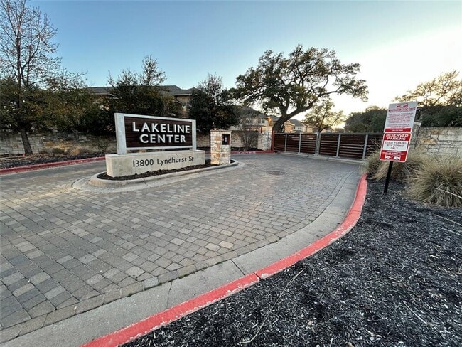 Building Photo - 13800 Lyndhurst St