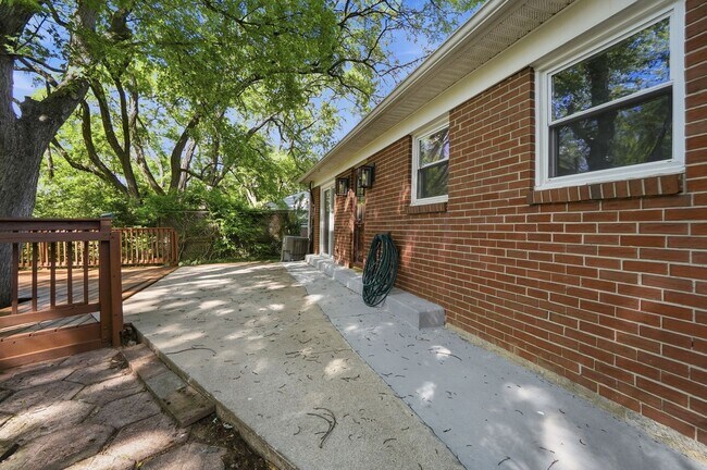 Building Photo - Three Bedroom Home with Great Outdoor Entertainment Space!