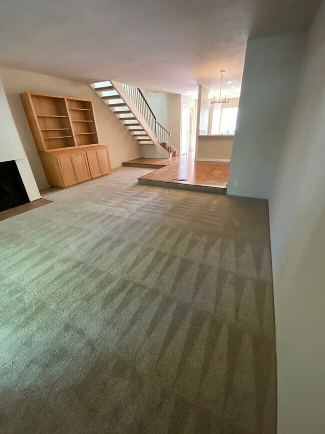 Building Photo - $4900-  Mountain View Townhouse-2 bedroom 2.5 bath.