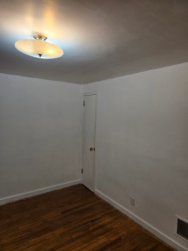 Building Photo - 2445 Brookwood St