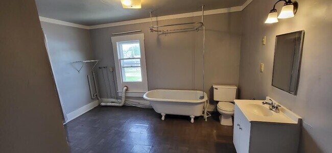 Building Photo - 2 Bedroom Apartment