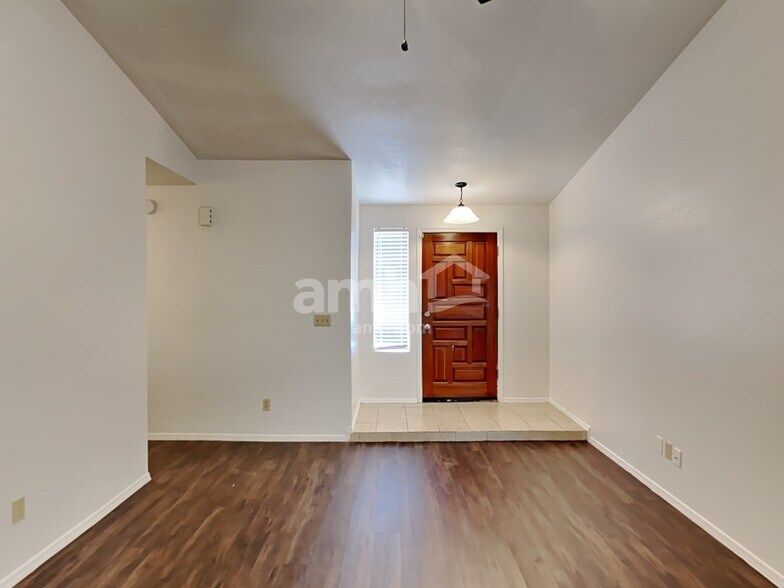 Building Photo - 1364 N Rowen