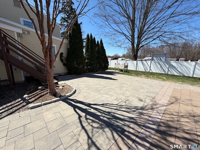 Building Photo - 387 Buckland St