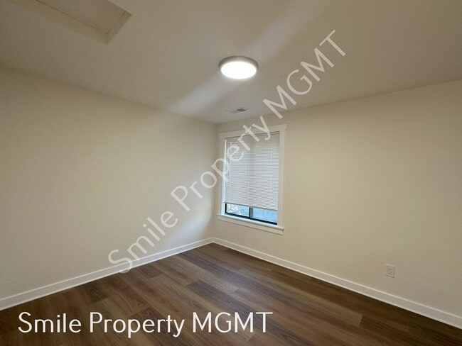 Building Photo - Great Size House