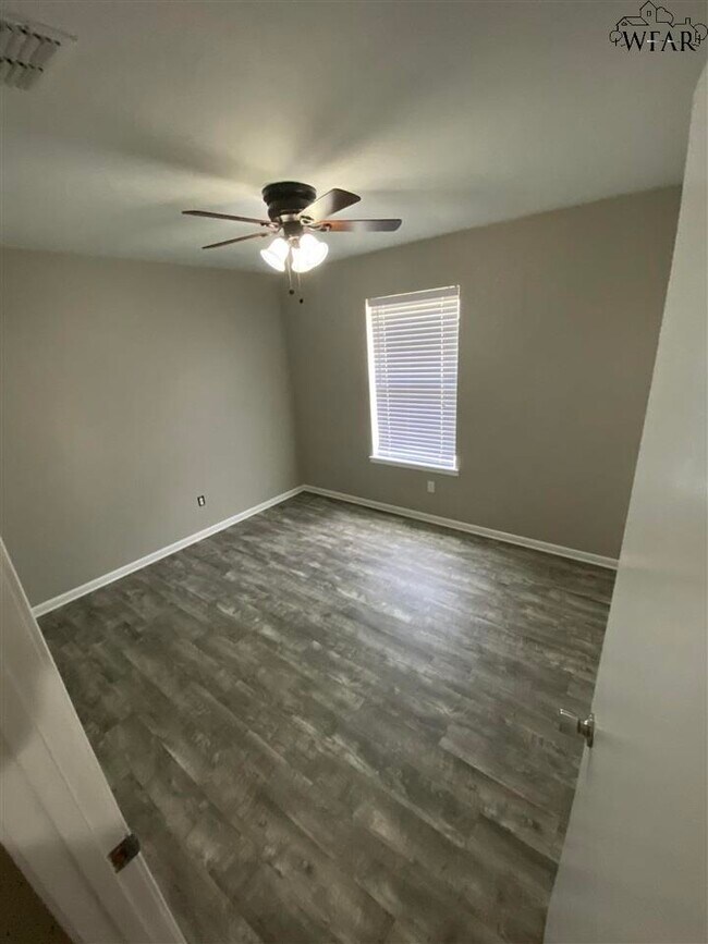 Building Photo - 5405 Hooper Dr