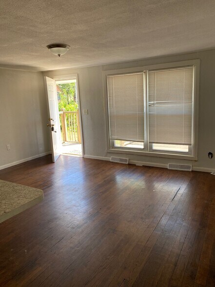Living Room - 822 S Woodland Ave