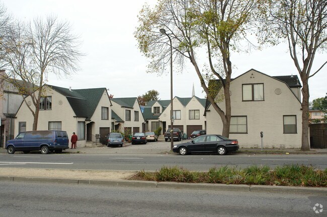 Building Photo - 941-951 University Ave