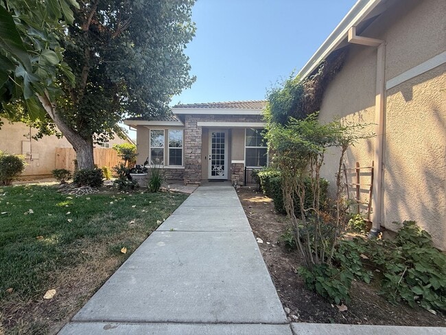 Building Photo - Single-story 3 bedroom, 2 bathroom, plus o...