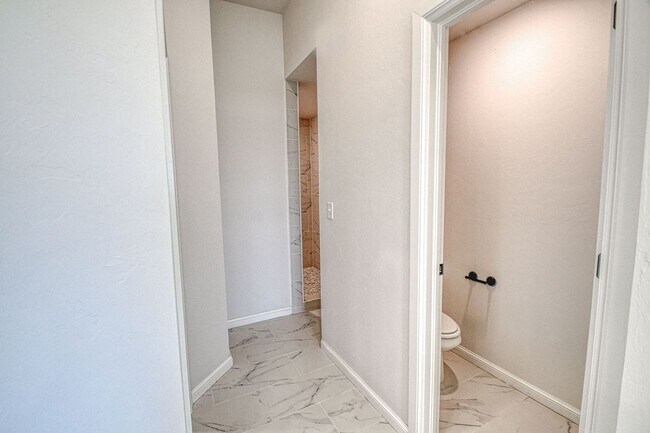 Building Photo - Beautiful Home in Summit Lakes!