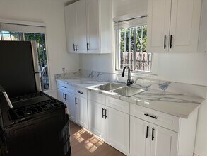 Building Photo - Newly Renovated 1 Bedroom in West Adams