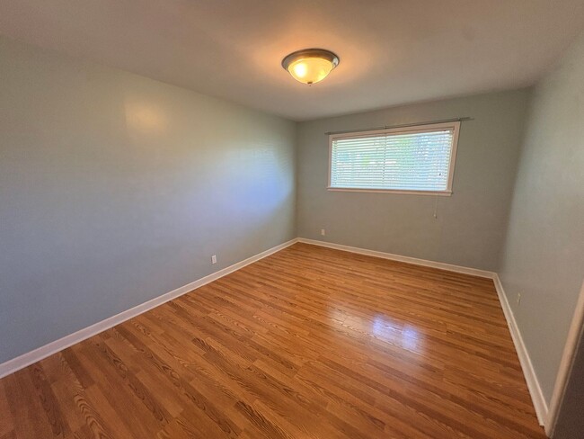 Building Photo - 901 Fair Oaks Ln