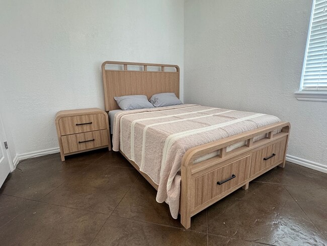 Building Photo - 2505 SW A Ave