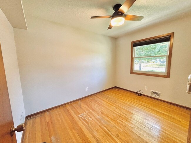 Building Photo - Sprawling 3bedroom 2bath Home in Roseville...