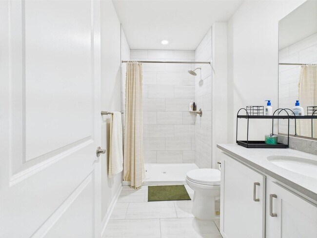Building Photo - Stunning 5 Bedroom 4.5 Bathroom Located in...