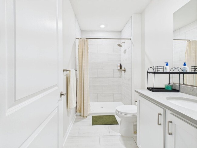 Building Photo - Stunning 5 Bedroom Home Located in William...