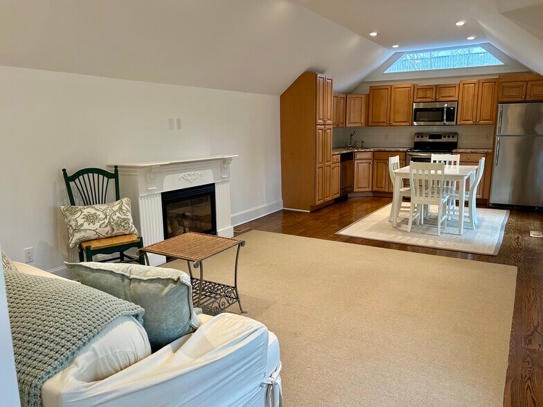 Great Room W/High Ceilings - 120 Willow St