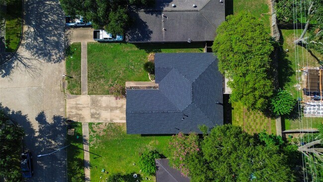 Building Photo - 802 Cascade Creek Dr